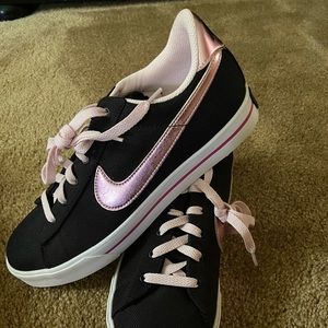 New Women’s Nike tennis shoes size 11